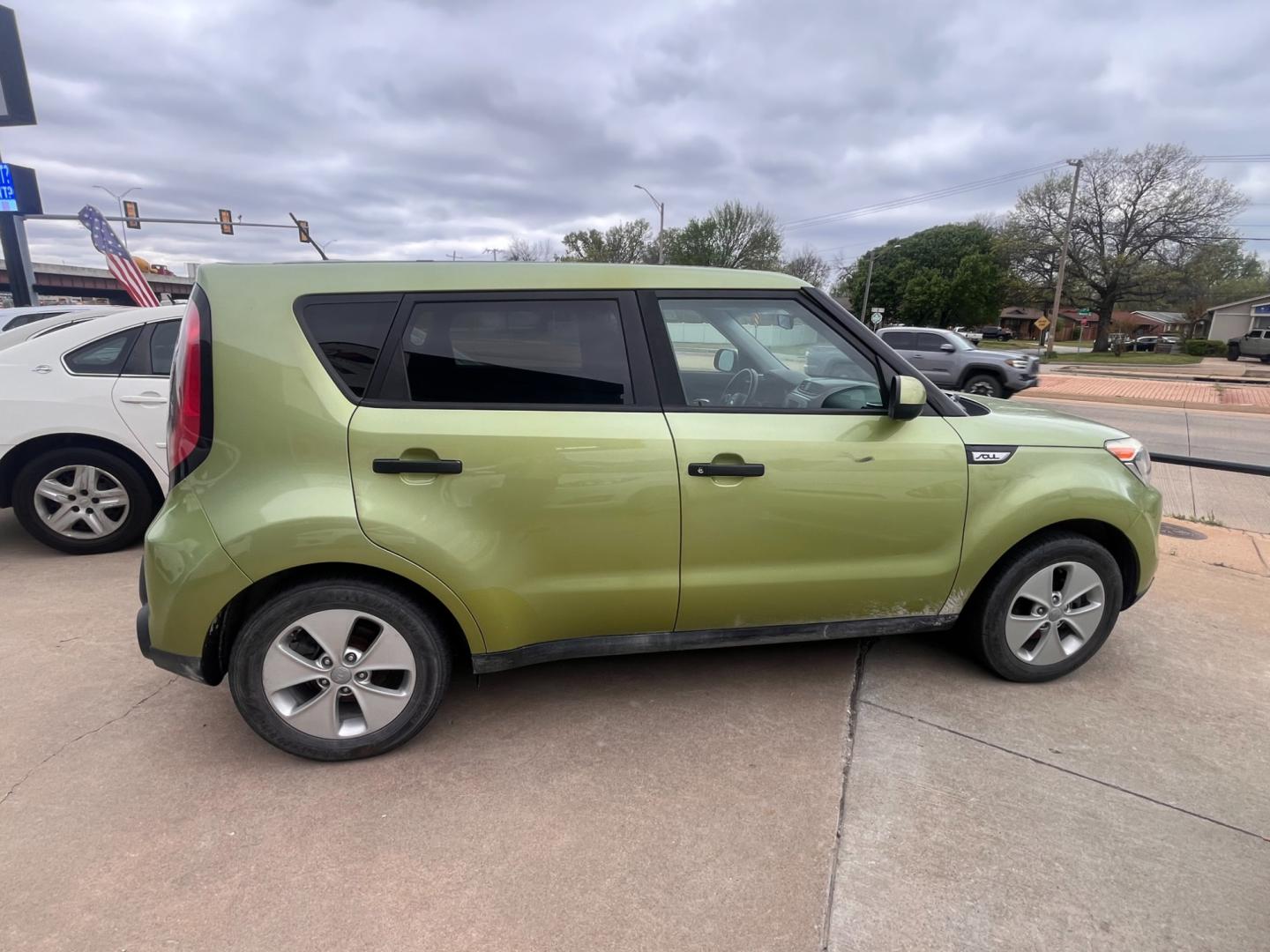 2016 GREEN KIA SOUL BASE Base 6A (KNDJN2A25G7) with an 1.6L L4 DOHC 16V engine, 6A transmission, located at 8101 E. Skelly Dr., Tulsa, OK, 74129, (918) 592-3593, 36.121891, -95.888802 - Photo#2
